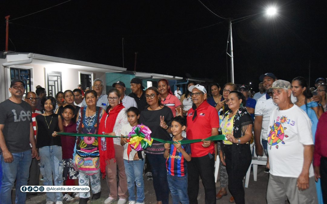 Gobierno Sandinista garantiza alumbrado público a familias del Programa de Viviendas Bismarck Martínez de Granada.
